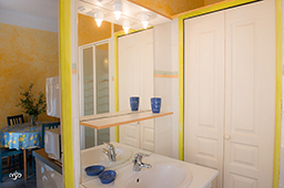 La salle de bains avec douche de l\'appartement T2 proche de la plage du centre ville du  Lavandou